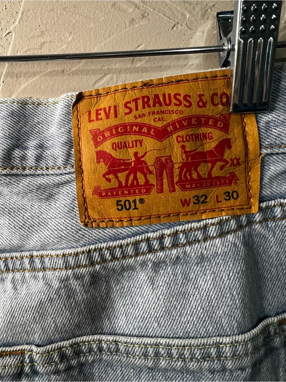 Levi’s 501 Men’s Light Wash Button Fly Straight Leg Denim Jeans - Picture 9 of 11